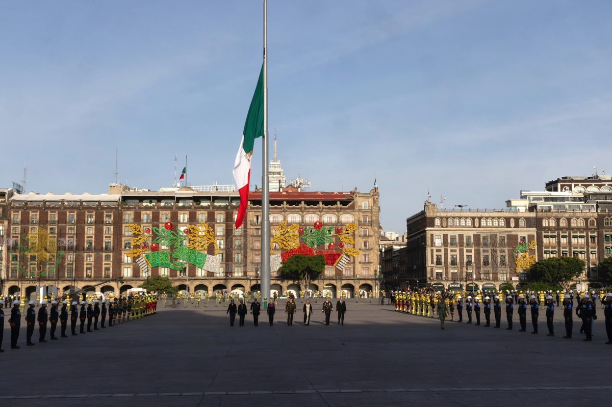 Claudia Sheinbaum en el izamiento de bandera por los sismos del 19 de septiembre