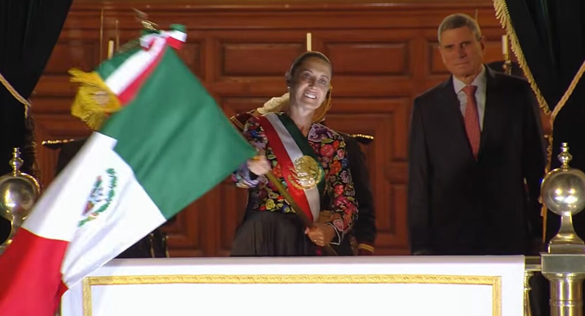¡Viva la dignidad del pueblo de México! exclama Sheinbaum en su segundo Grito de Independencia ¿A quién incluyó en sus arengas?