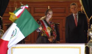 ¡Viva la dignidad del pueblo de México! exclama Sheinbaum en su segundo Grito de Independencia ¿A quién incluyó en sus arengas?
