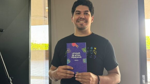 “Si yo pude aprender español, ustedes pueden hablar con las manos”: Claudio enseña lengua de señas y prepara su segundo libro