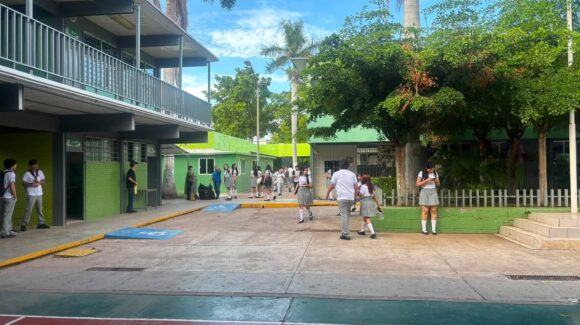 Prepa en Los Mochis, Sinaloa, impide acceso a alumnos por adeudar cuota voluntaria, denuncian padres de familia