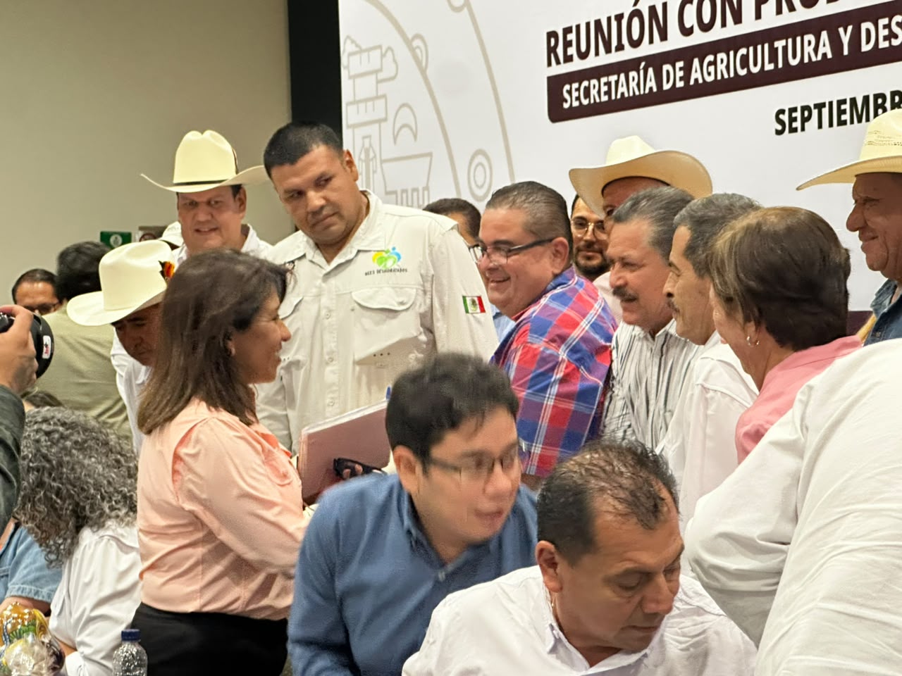 Columba López en reunión con maiceros en Mazatlán