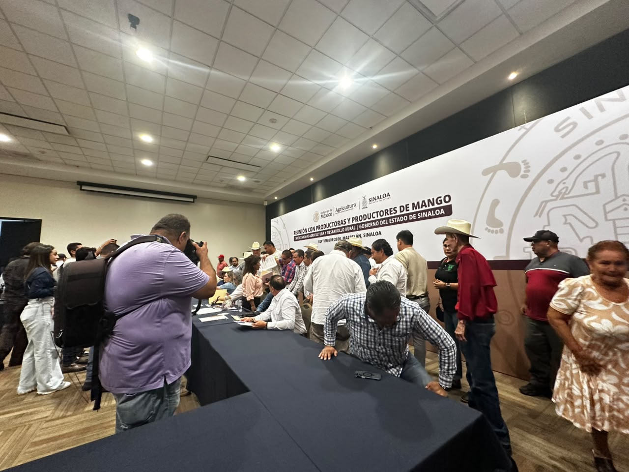 Columba López en reunión con maiceros en Mazatlán