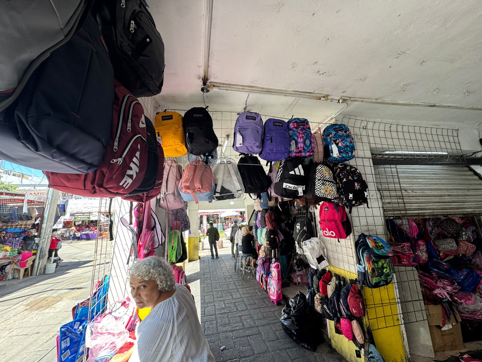 Bajas ventas durante arranque del ciclo escolar