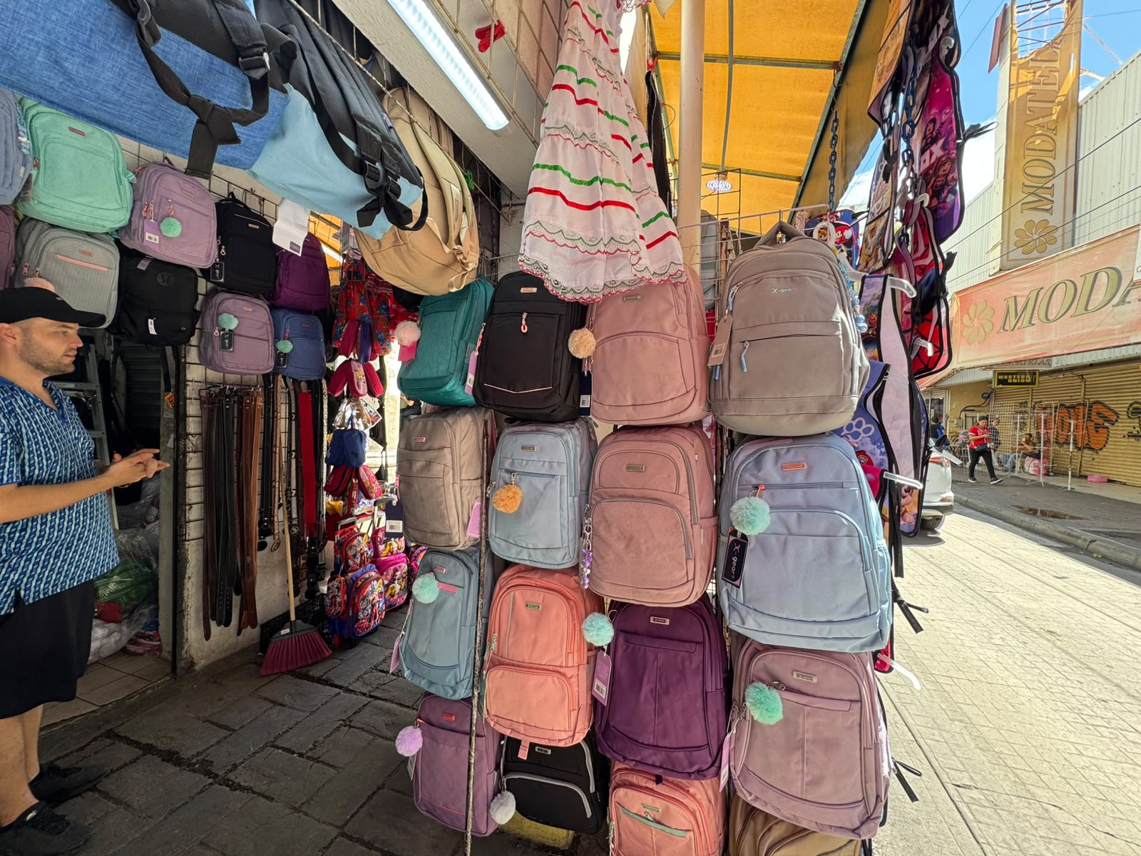 Bajas ventas durante arranque del ciclo escolar