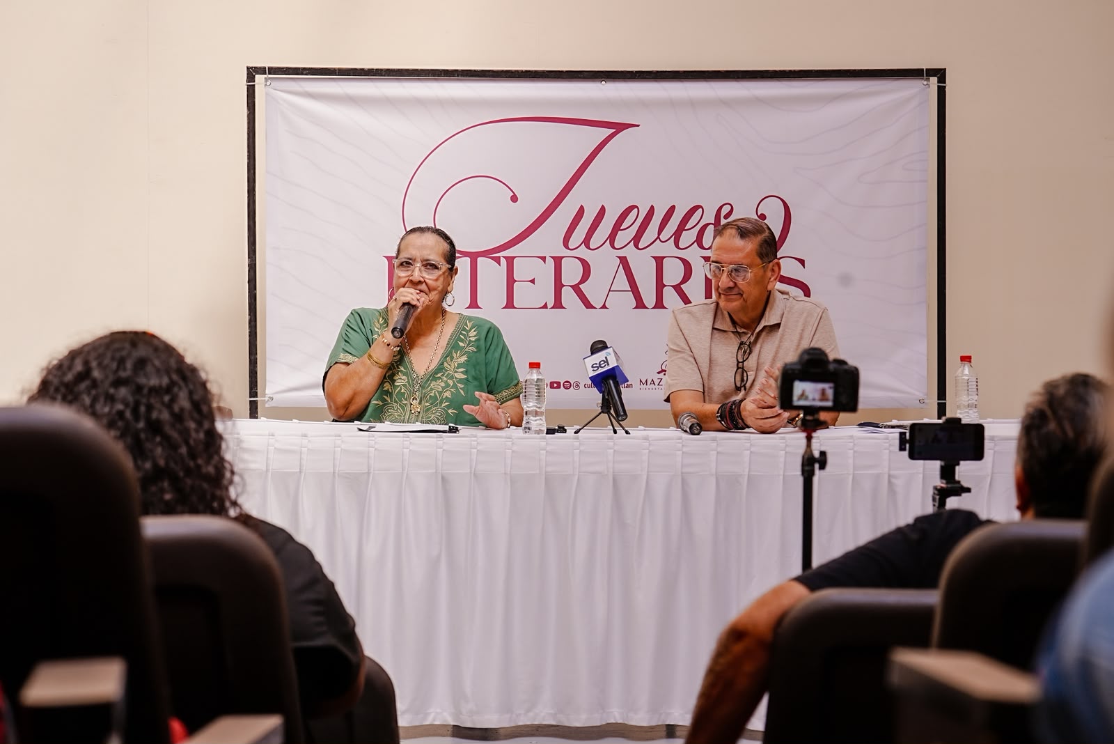 Conferencia sobre los Jueves Literarios en Mazatlán
