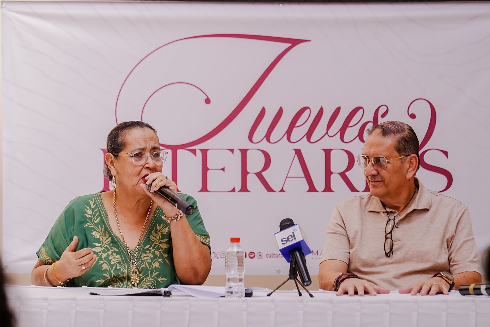 Conferencia sobre los Jueves Literarios en Mazatlán