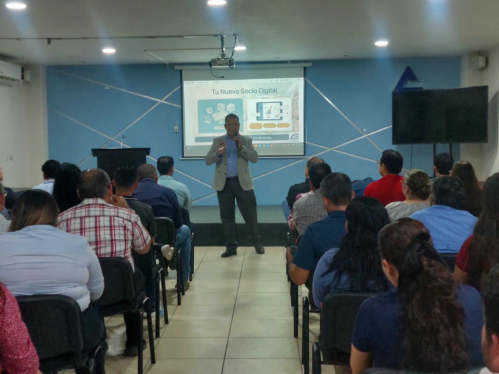 IA puede ayudar a comerciantes a ahorrar tiempo y reducir costos; empresarios reciben capacitación en Guamúchil