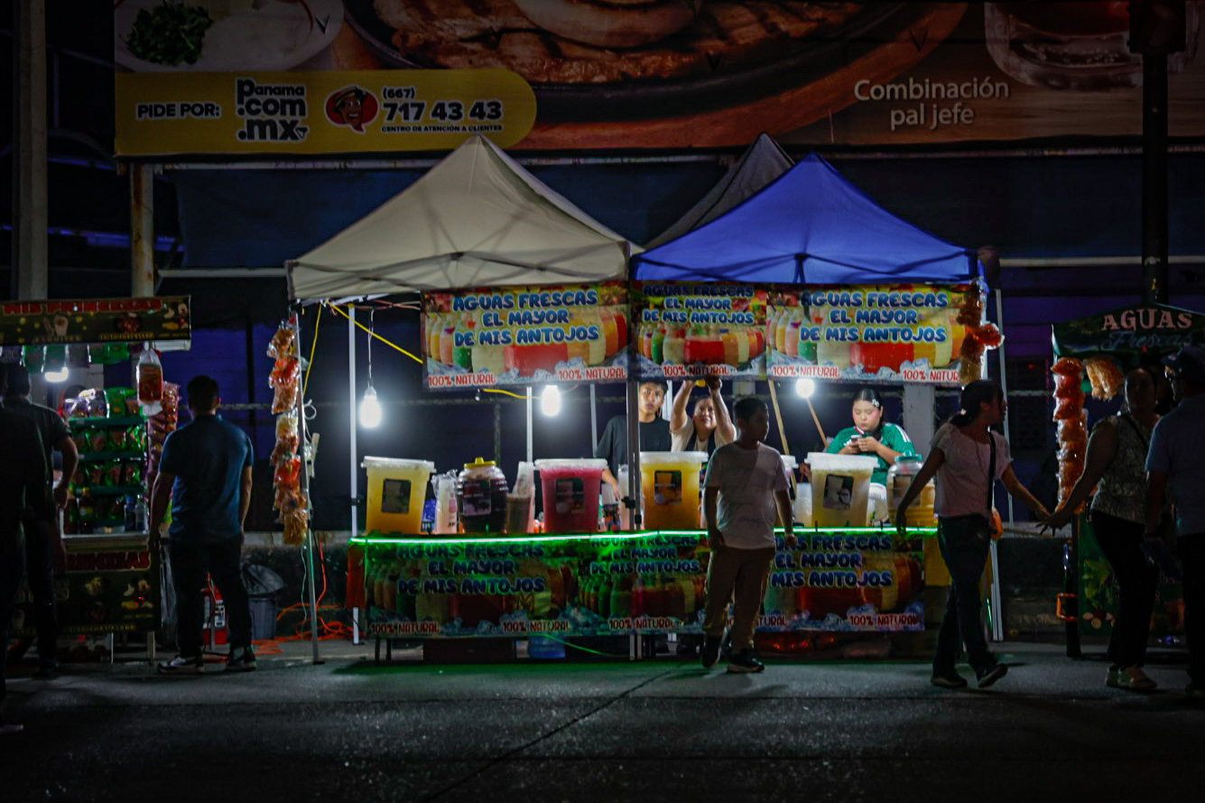 Antojitos de venta en celebración por el Grito de Independencia en Culiacán