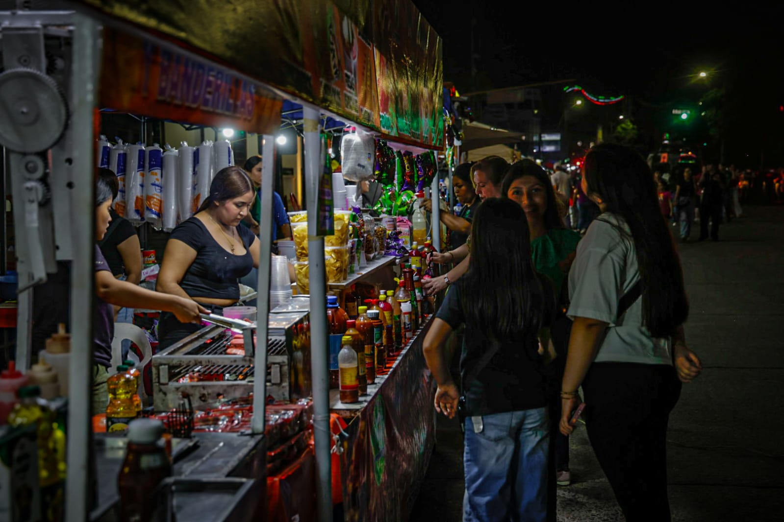 Antojitos de venta en celebración por el Grito de Independencia en Culiacán