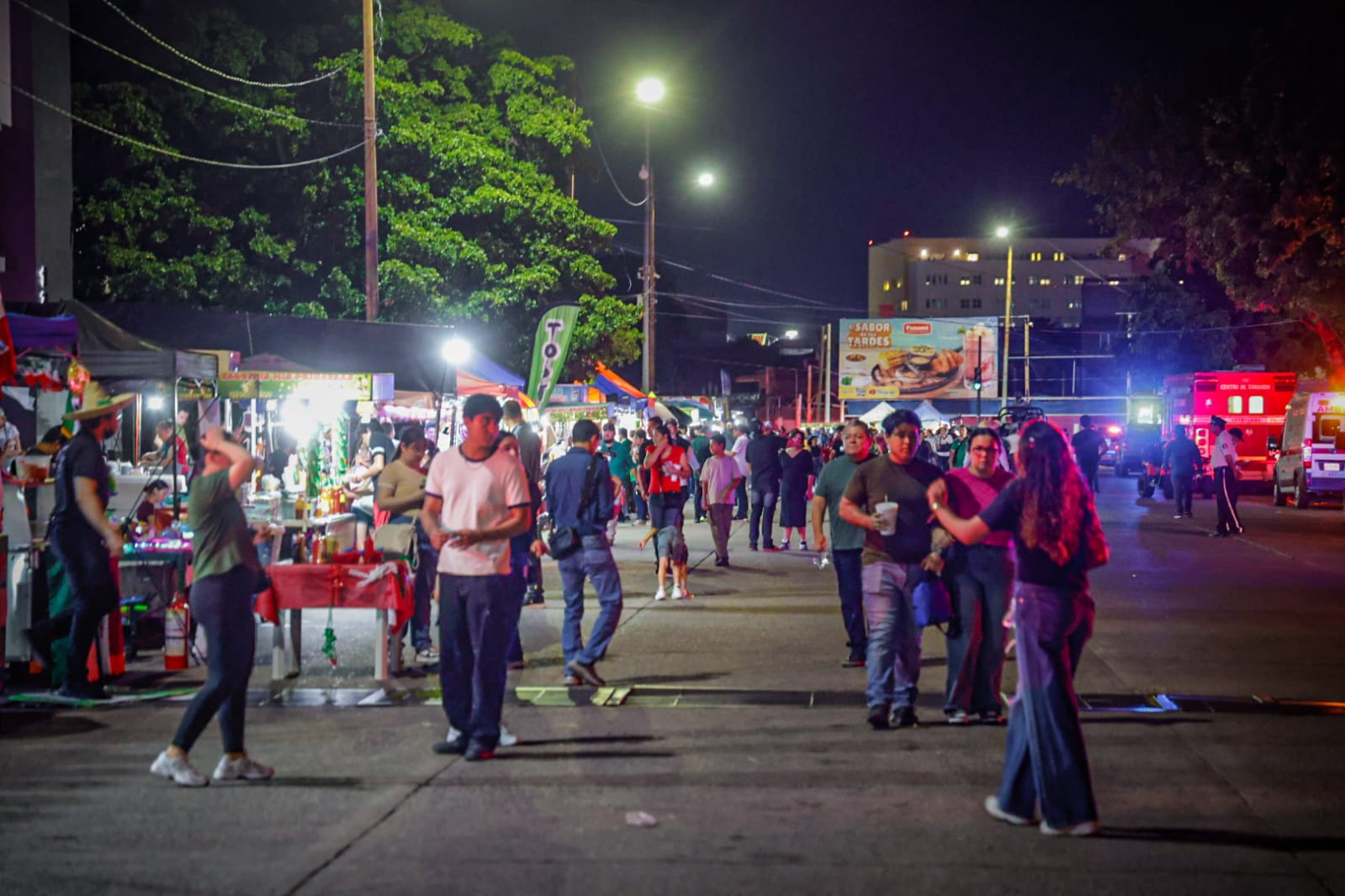 Ciudadanos de Culiacán acudieron a celebrar el Grito de Independencia en Palacio de Gobierno