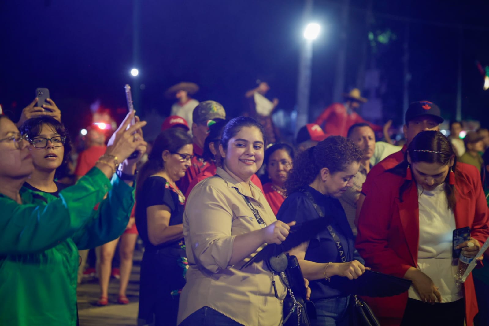 Ciudadanos de Culiacán acudieron a celebrar el Grito de Independencia en Palacio de Gobierno