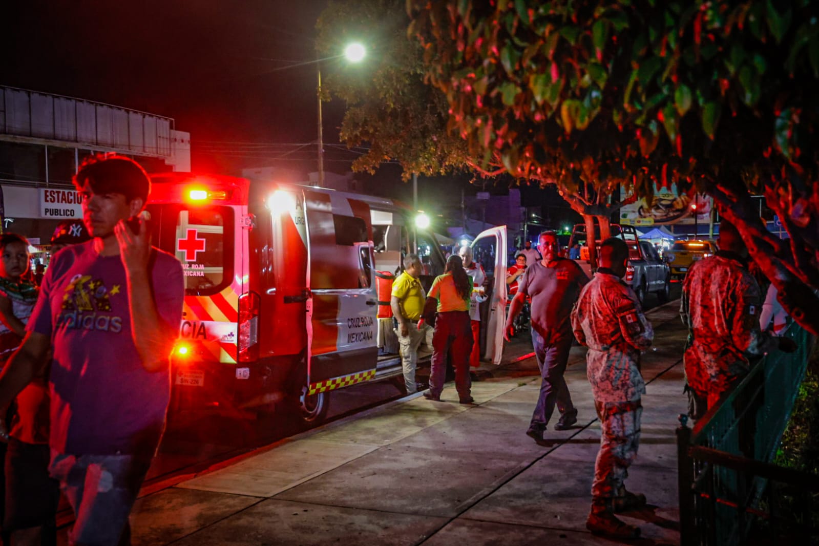 Bomberos presentes en ceremonia del Grito de Independencia en Culiacán.