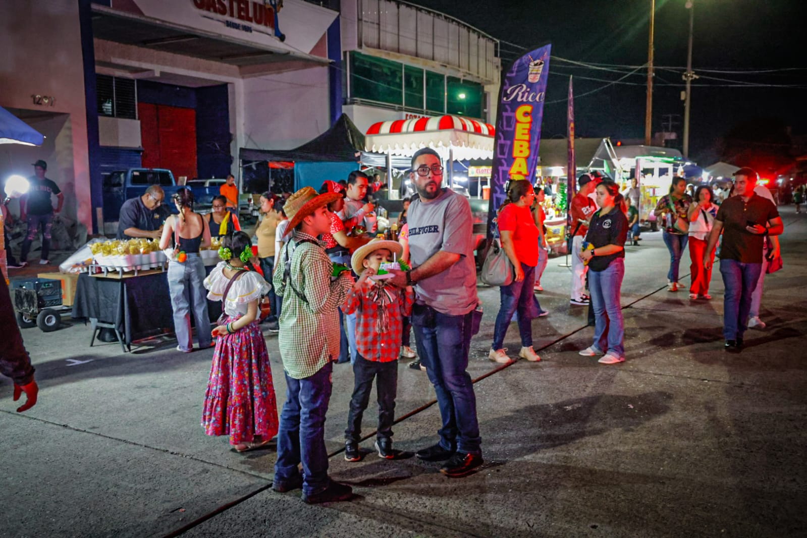 Ciudadanos de Culiacán acudieron a celebrar el Grito de Independencia en Palacio de Gobierno