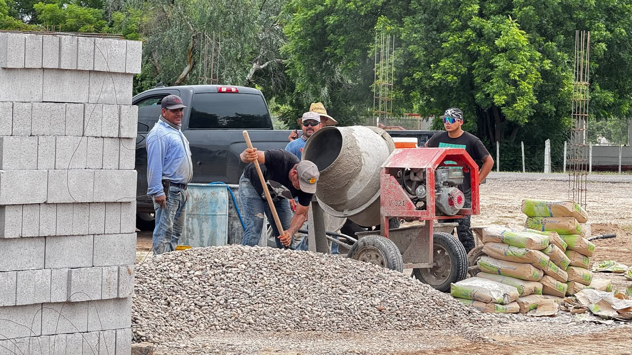 Construyen barda y aula de educación especial en El Fuerte