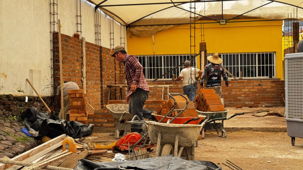 Construyen barda y aula de educación especial en El Fuerte