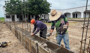 Construye Ayuntamiento de El Fuerte barda perimetral de Casa de Asistencia Social y aula de educación especial