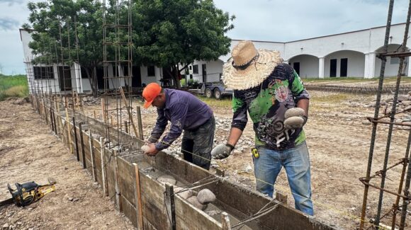Construye Ayuntamiento de El Fuerte barda perimetral de Casa de Asistencia Social y aula de educación especial