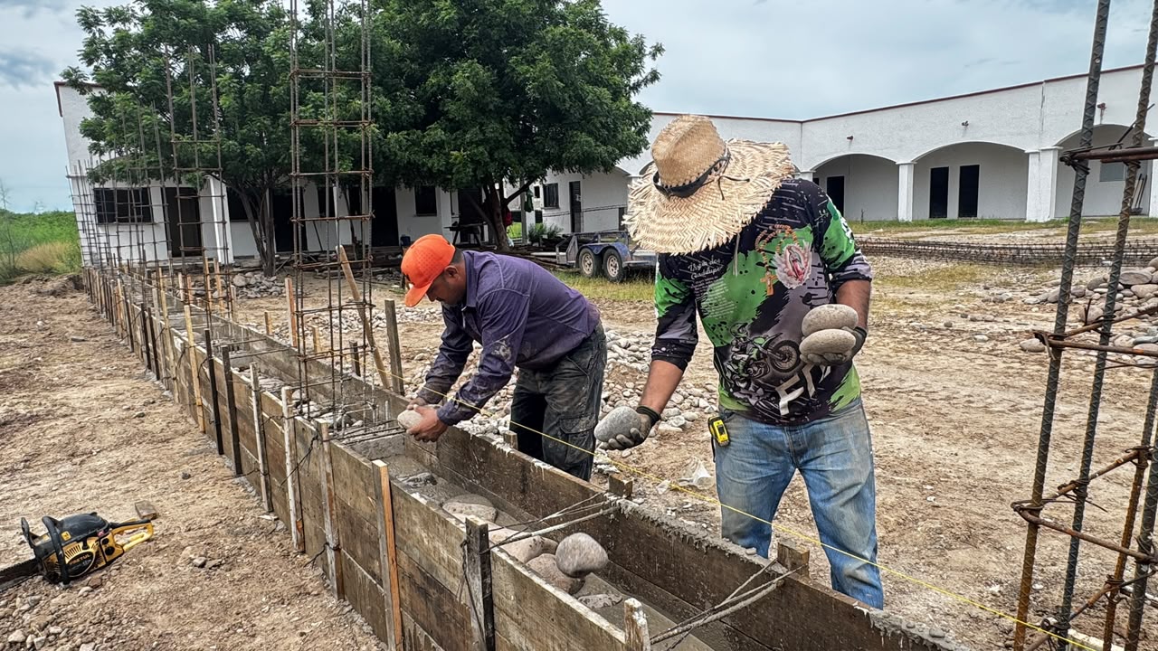 Construyen barda y aula de educación especial en El Fuerte