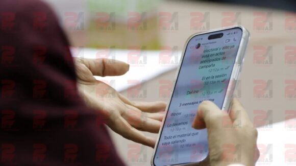 Captan a Ariadna Montiel dando instrucciones al comunicador Manuel Pedrero para atacar a ‘Alito’ Moreno