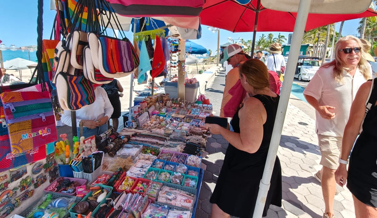 Cruceristas activan economía de Mazatlán