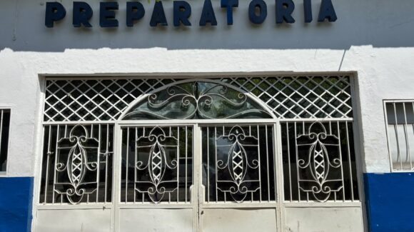 Exalumnas de la Preparatoria Mochis de la UAS colocan tendedero de acoso y denuncian falta de protección a alumnas en baños