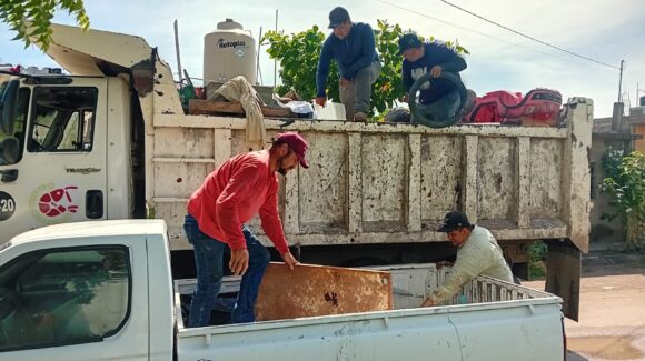 ¡Fuera cacharros! Sacan 11 toneladas de basura de patios en colonias de Escuinapa, Sinaloa