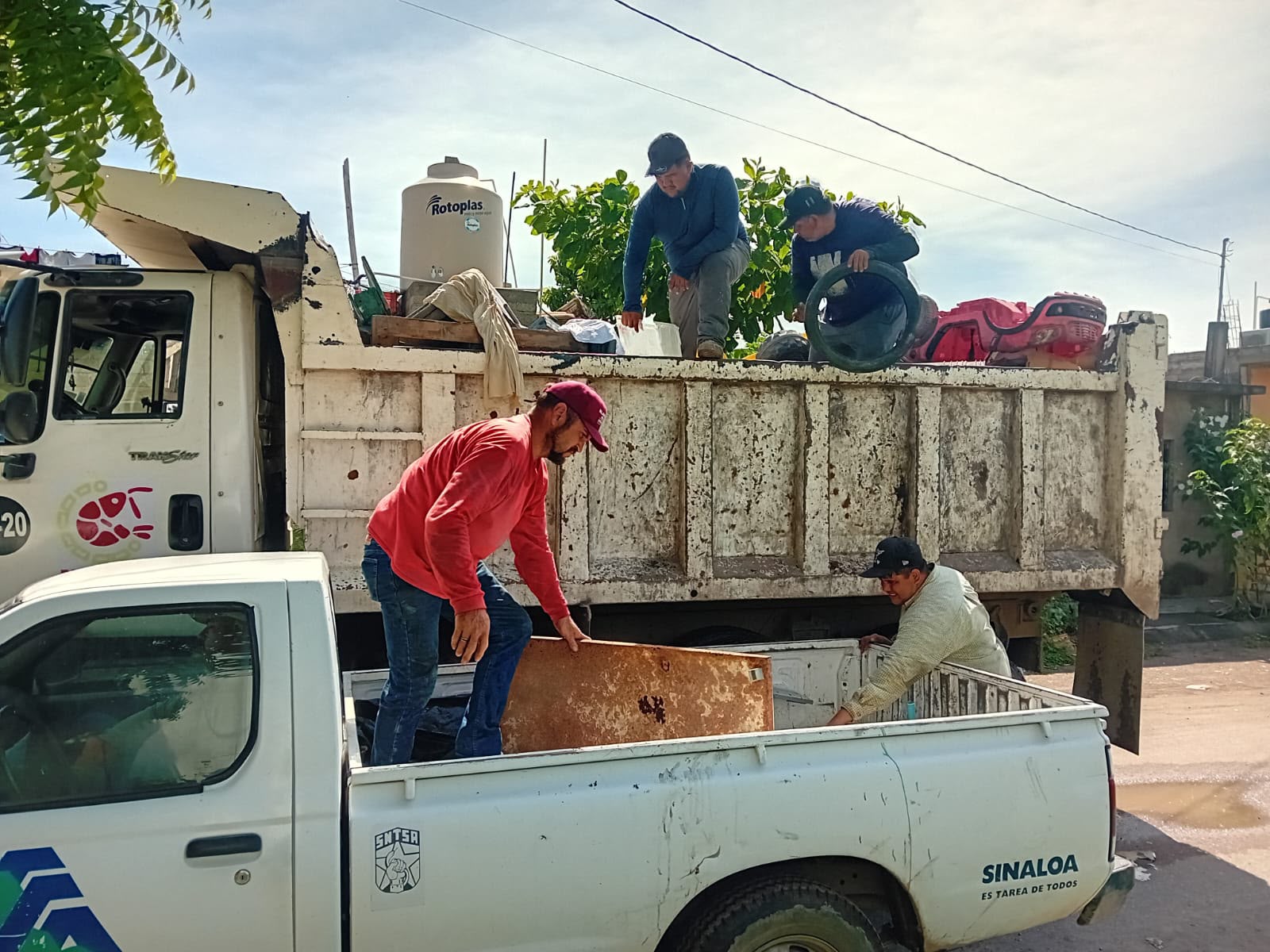 Sacan 11 toneladas de basura de patios en colonias de Escuinapa
