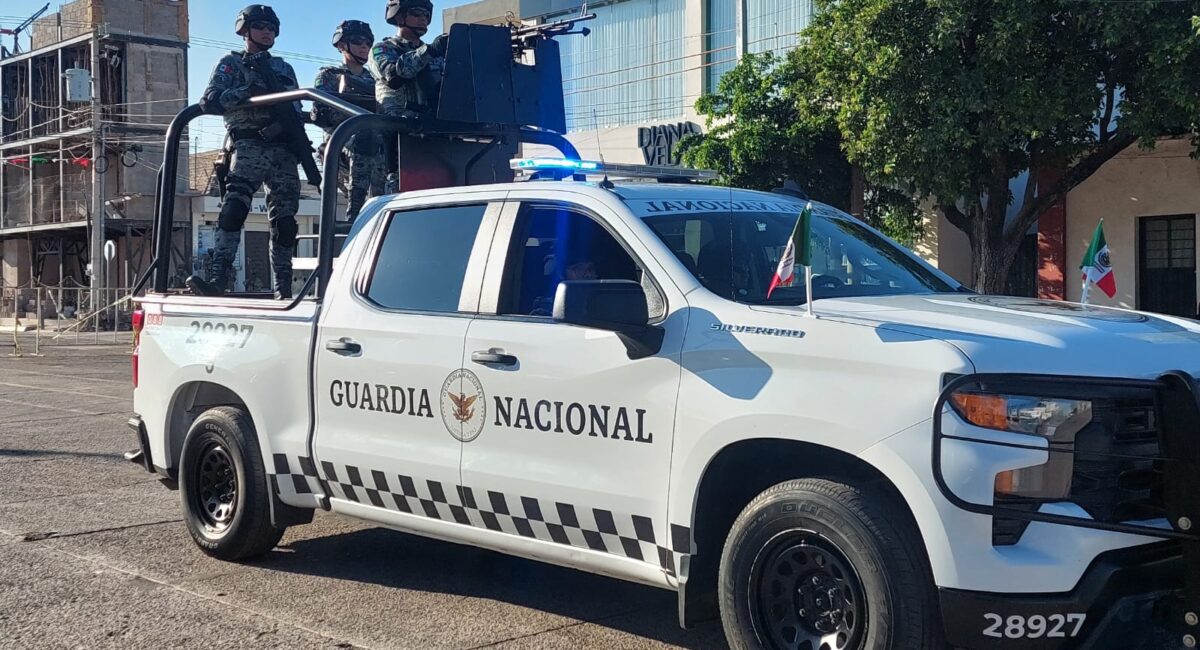 Desfile cívico-militar llena de orgullo patrio el bulevar Rosales en Guamúchil; participaron más de 30 contingentes