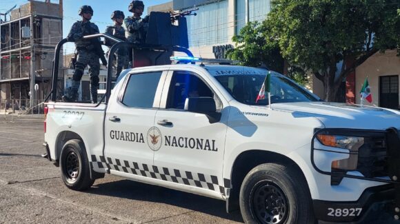 Desfile cívico-militar llena de orgullo patrio el bulevar Rosales en Guamúchil; participaron más de 30 contingentes
