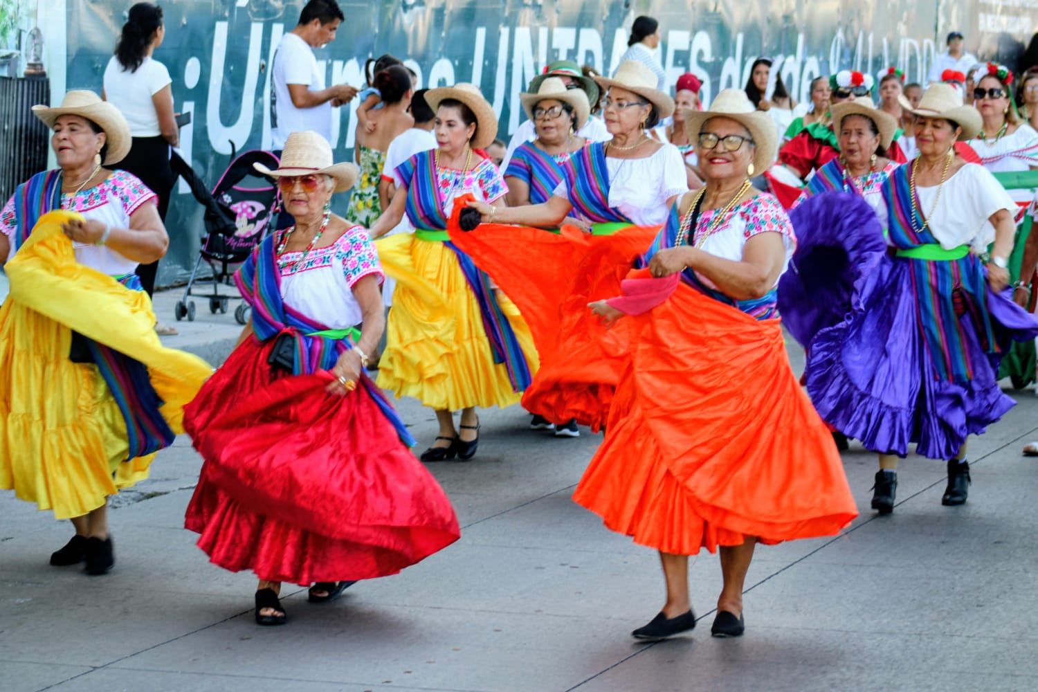 Desfile cívico-militar en Mazatlán por la Independencia de México
