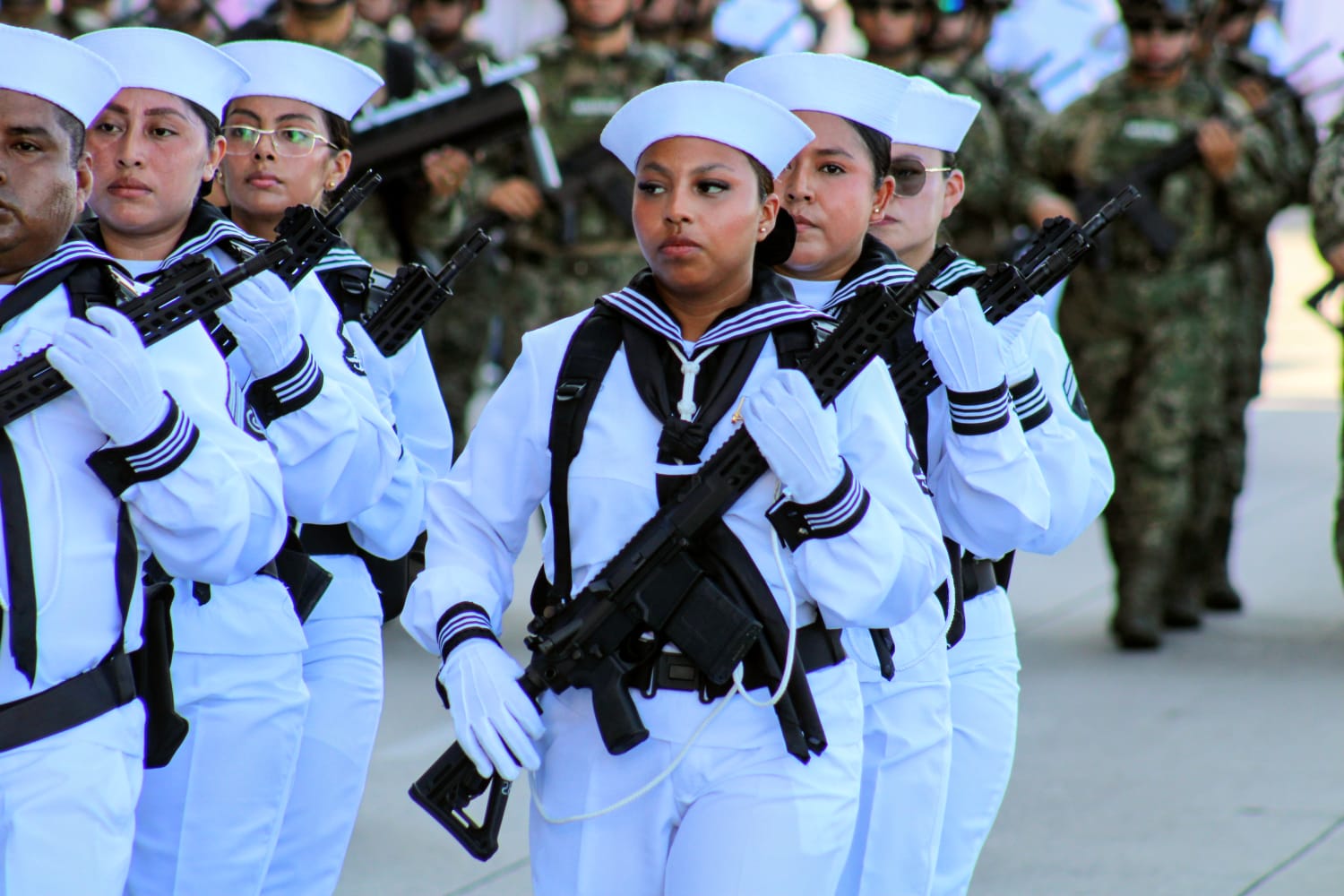 Desfile cívico-militar en Mazatlán por la Independencia de México