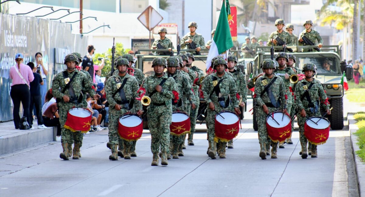 Con 23 contingentes, Mazatlán celebra desfile cívico-militar por el 216 aniversario de la Independencia de México