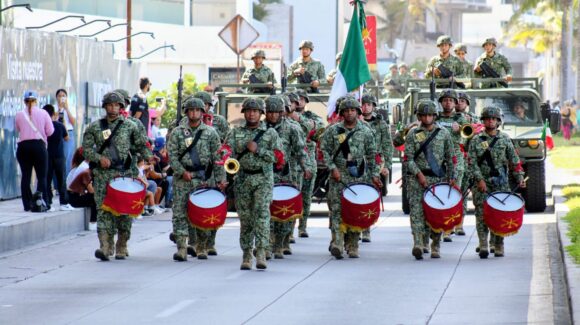 Con 23 contingentes, Mazatlán celebra desfile cívico-militar por el 216 aniversario de la Independencia de México