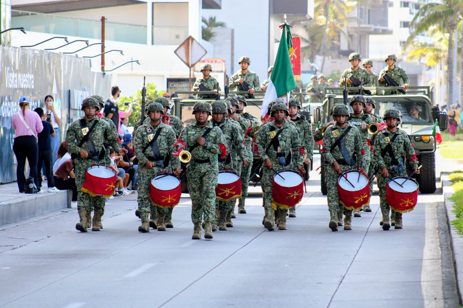 Desfile cívico-militar en Mazatlán por la Independencia de México