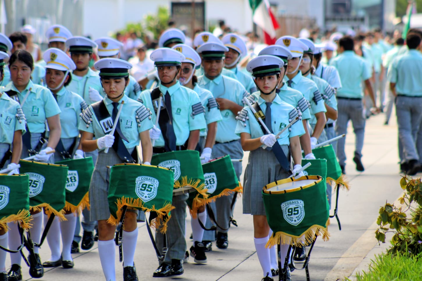 Desfile cívico-militar en Mazatlán por la Independencia de México