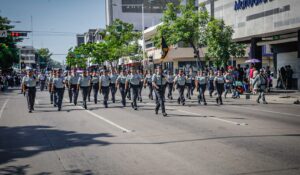 Cientos de familias disfrutan del desfile cívico-militar en conmemoración del Día de la Independencia en Culiacán
