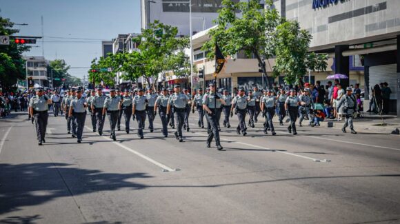 Cientos de familias disfrutan del desfile cívico-militar en conmemoración del Día de la Independencia en Culiacán