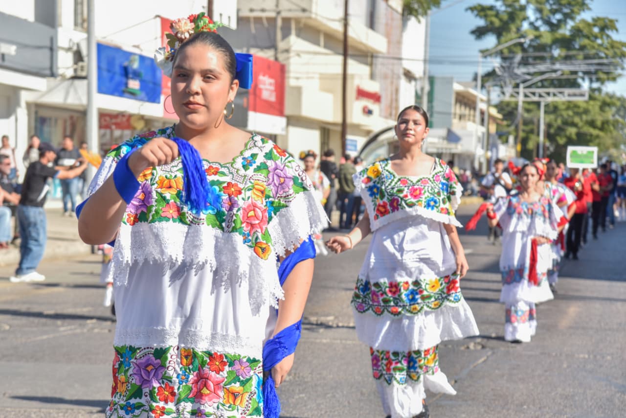 Desfile cívico por la Independencia de México en Ahome