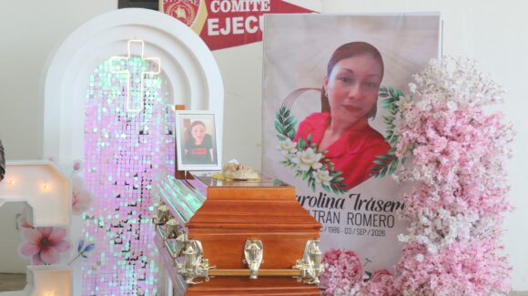‘Hoy a toda esta familia nos hace falta Caro’: Escuinapa despide a Carolina, docente y empleada del Ayuntamiento que fue asesinada