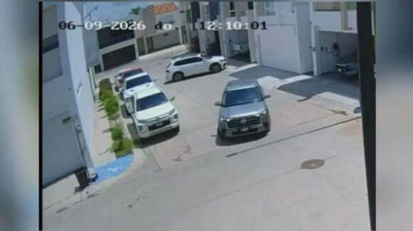 (VIDEO) ¡Lo siguieron hasta su casa! Sujetos armados despojan una camioneta en privada de Culiacán