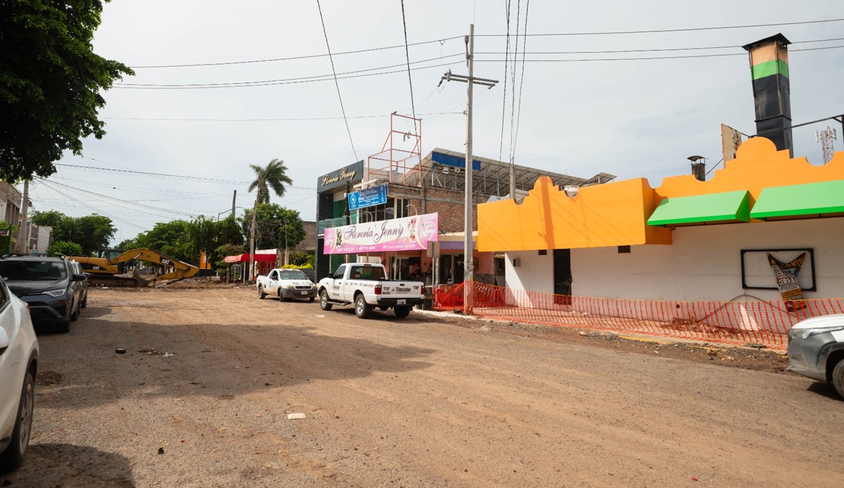 Desviarán colector pluvial bajo negocio de pollos que colapsó, en Guasave