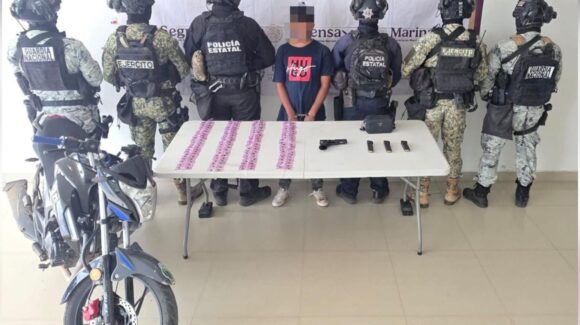 Detienen a hombre armado con 200 dosis de presunto cristal en el centro de El Rosario, Sinaloa