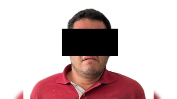 Por negarse a limpiar su casa, Jesús de Dios golpeó a sillazos a su madre en un domicilio de Los Mochis, Sinaloa; policías de Ahome lo detienen