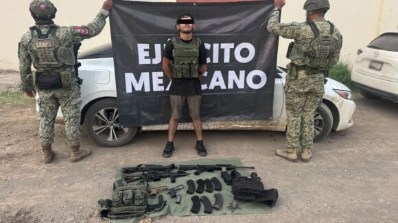 Detienen a hombre con armas cartuchos y equipo táctico en Mazatlán, Sinaloa