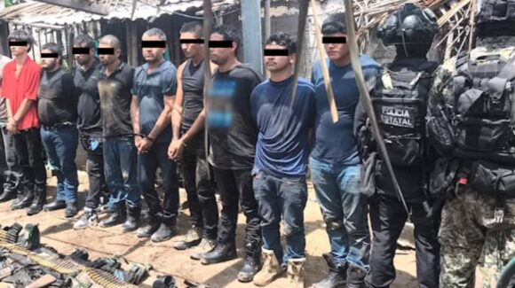 Operativo en Escuinapa, Sinaloa; detienen a 11 personas y aseguran arsenal durante cateo