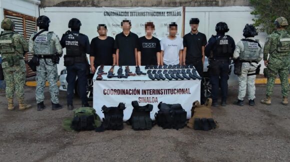SSPE informa detención de cinco hombres tras denuncia al 089 en Aguaruto, Culiacán, Sinaloa; tres son menores