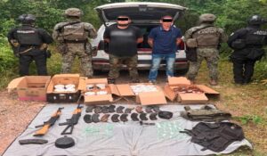 Detienen a dos con arsenal y 75 explosivos durante operativo en Concordia, Sinaloa
