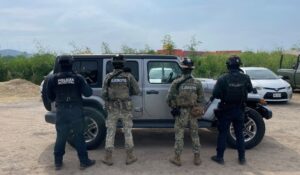Detienen a dos duranguenses en el Sábalo Country por viajar en vehículo con reporte de robo en Mazatlán