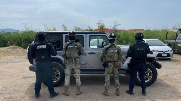 Detienen a dos duranguenses en el Sábalo Country por viajar en vehículo con reporte de robo en Mazatlán
